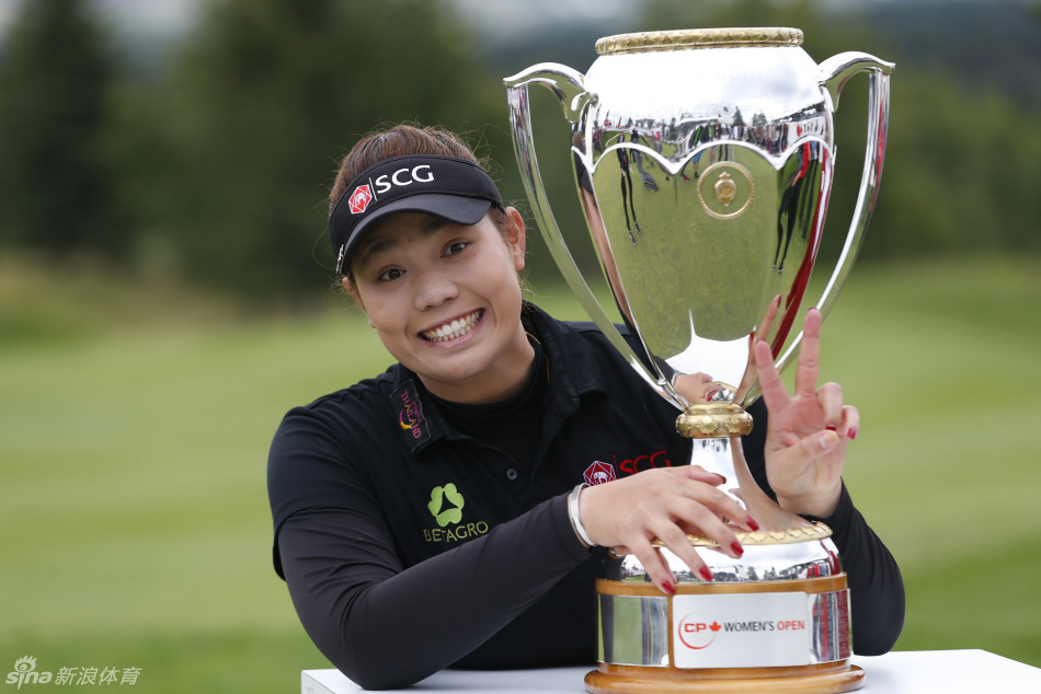 阿瑞雅在第十八洞果嶺穩穩推入致勝小鳥推後，高舉雙臂，綻放出如釋重負的燦爛笑容，身後是廣闊的球場與祝賀的觀眾。