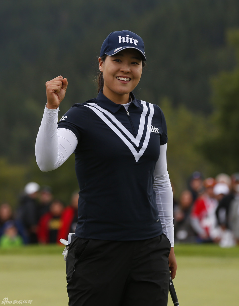 賽場一角，韓國球員張哈娜在寒風中將雙手放入口袋，緊繃身體以求保暖，她的眼神望向遠處，等待下一杆擊球。