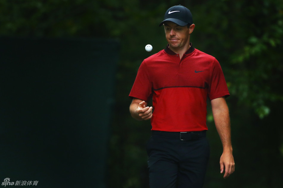 里奇·福勒在比赛中展现标志性的高抛球，橙色的着装与专注的表情彰显其卫冕决心