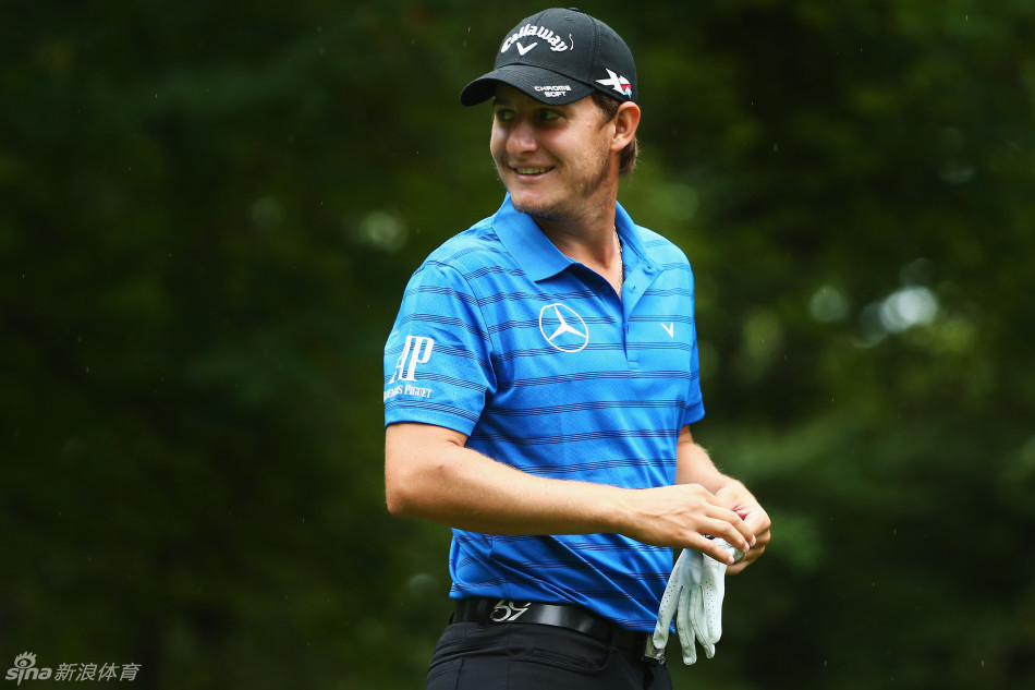 帕特里克·瑞德在球道上露出自信笑容，尽显巴克莱赛冠军的从容与霸气