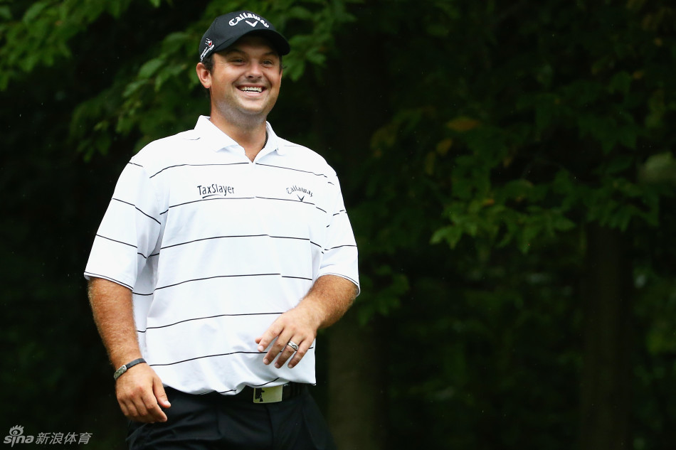 菲尔·米克尔森完成一次优雅的挥杆收杆，经典姿态诠释高尔夫运动之美