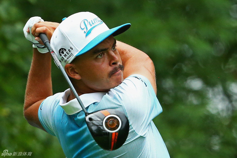 乔丹·斯皮思在练习果岭边俯身，为一位小球迷签名，展现球星的亲和力