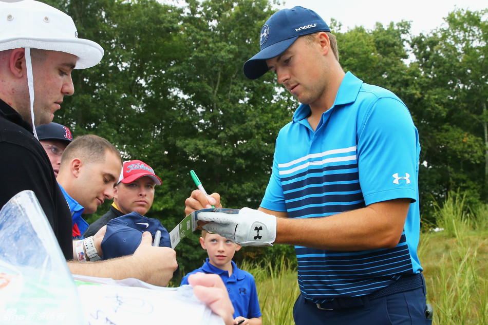 简森·戴伊在赛前进行铁杆精准度练习，世界第一的专注是成功的基石