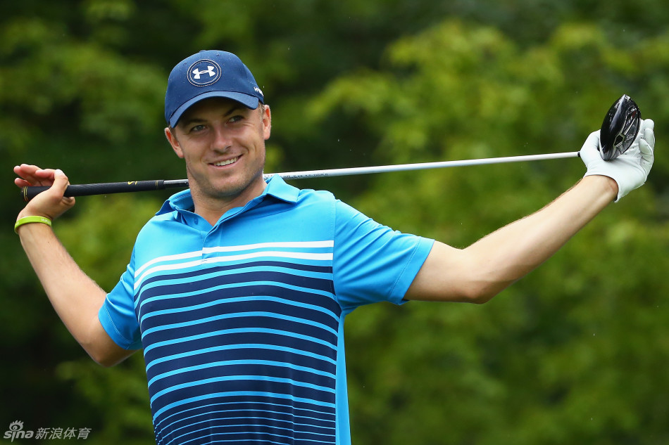世界第一简森·戴伊在练习果岭上凝神推杆，专注的神情预示着对冠军的强烈渴望