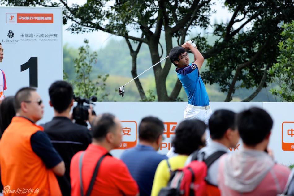 窦泽成在果岭上充满自信地推出小鸟球，表情笃定，仿佛胜利已在掌握之中