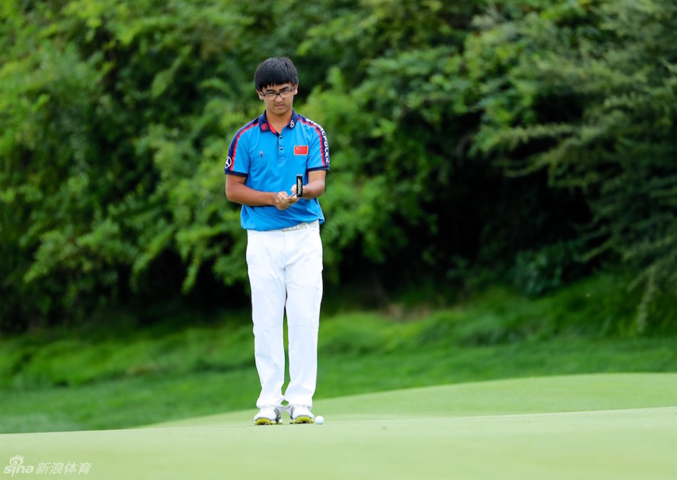 窦泽成在果岭上握拳振臂，尽情释放夺冠的狂喜与激情，身后是见证历史的玉龙湾球场