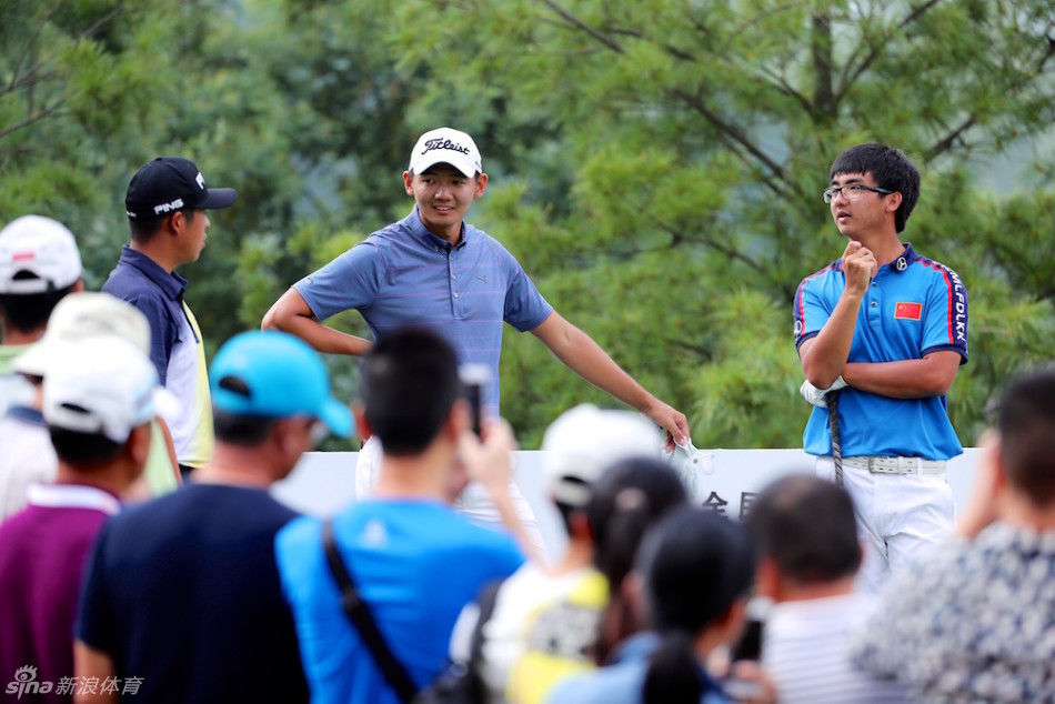 窦泽成在果岭边屈身观察，目光如炬地审视推杆线路，凝重的神情透露出关键时刻的专注与决断