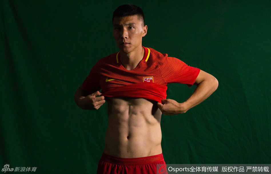 在首尔的夕阳下，国足锋线杀手于大宝裸露着健康的肌肉线条，神情专注而放松，仿佛一头蓄势待发的猎豹，静待猎物的出现。