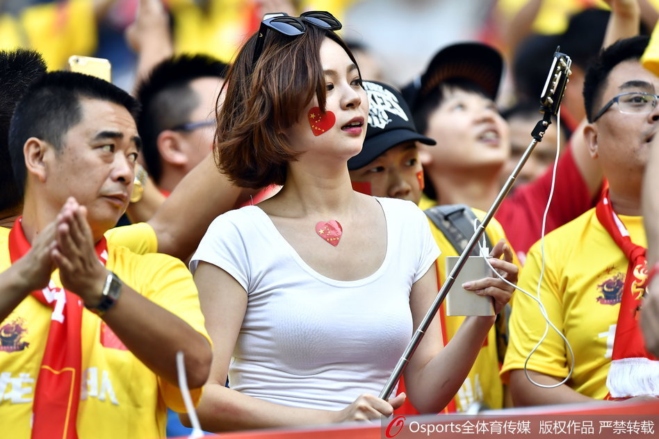 美女球迷激情助威国足