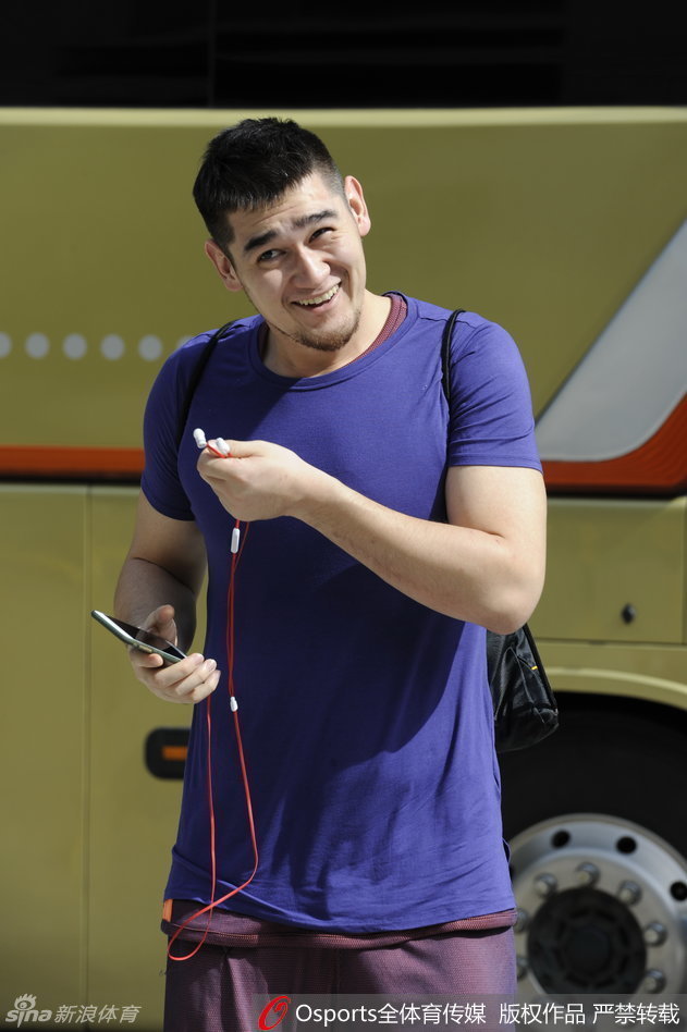 山西男篮新援王磊在训练中持球准备突破，肌肉线条分明，岁月在他脸上留下了痕迹，但眼中对胜利的渴望却从未减退。