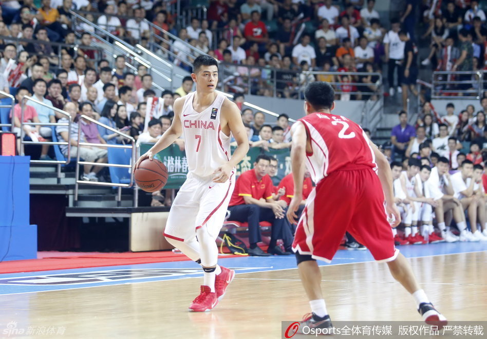 崔晋铭犹如一把尖刀持球强行突破，朝鲜队的防线被他撕开了一道口子，他的目光紧紧锁定篮筐，在高速运动中寻找着传球或得分的最佳时机。