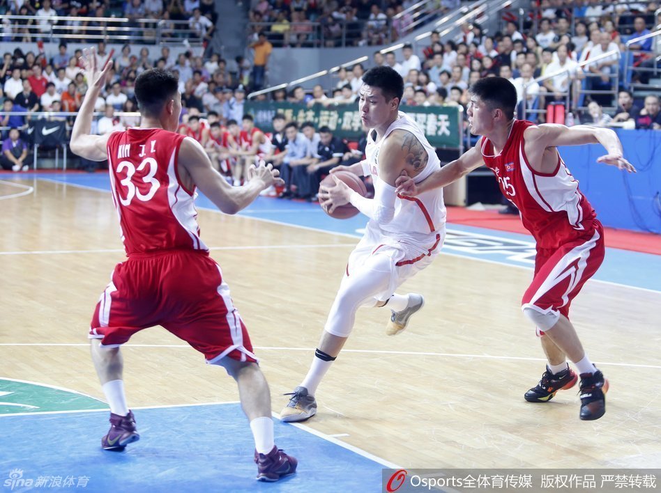 方硕在三分线外从容地运球组织进攻，他用一个手势指挥着队友的跑位，犹如场上的将军，面前朝鲜队的防守悍将正张开双臂严阵以待。