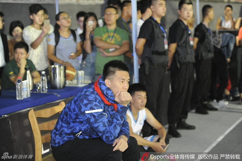 高烧未退的郭艾伦在活动后台与热情的小球迷合影，他努力保持微笑，满足球迷的心愿，毫无球星的架子。