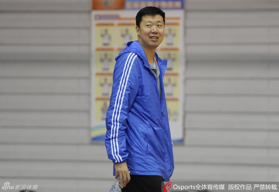 吉林队球员钟诚在强度投篮测试中投篮不中，未能达标，他懊恼地双手抱头，神情沮丧。