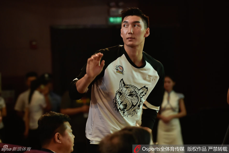 抽签结果尘埃落定，大屏幕上清晰展示着分组对阵形势，这标志着新一届亚俱杯的征程即将正式开启