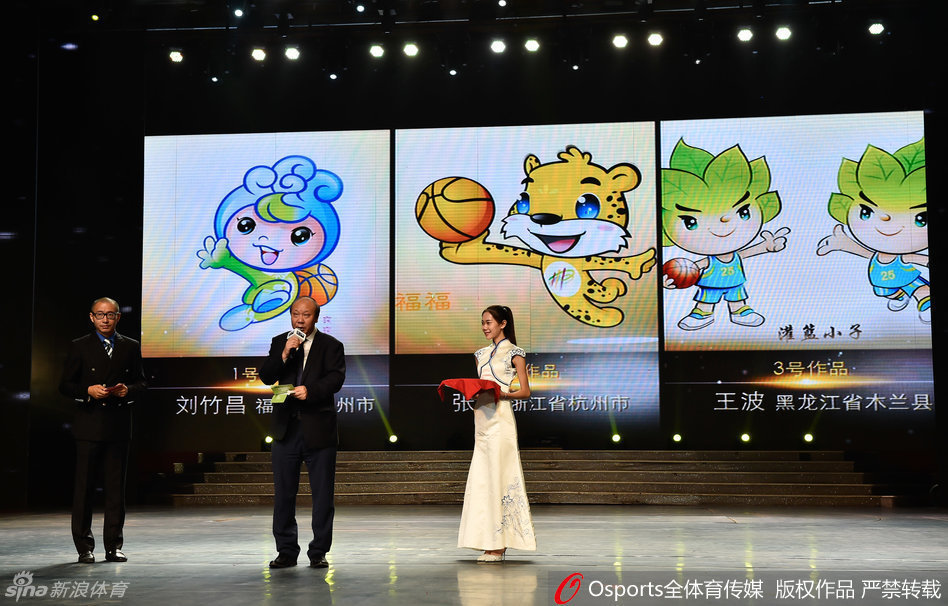 仪式结束后，可兰白克与宫鲁鸣手持吉祥物合影留念，两人笑容灿烂，共同预祝亚俱杯圆满成功