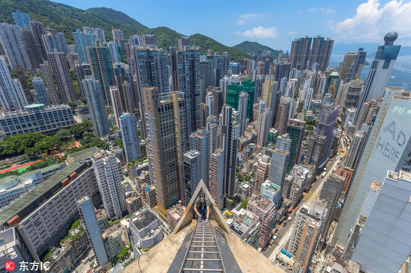 德小伙登顶香港摩天大楼航拍城市风光