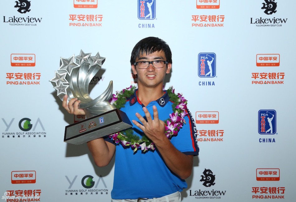 窦泽成、罗学文、黑纯一三位球员在决赛轮开球前并肩而行，表情专注，共同开启玉龙湾的冠军争夺战