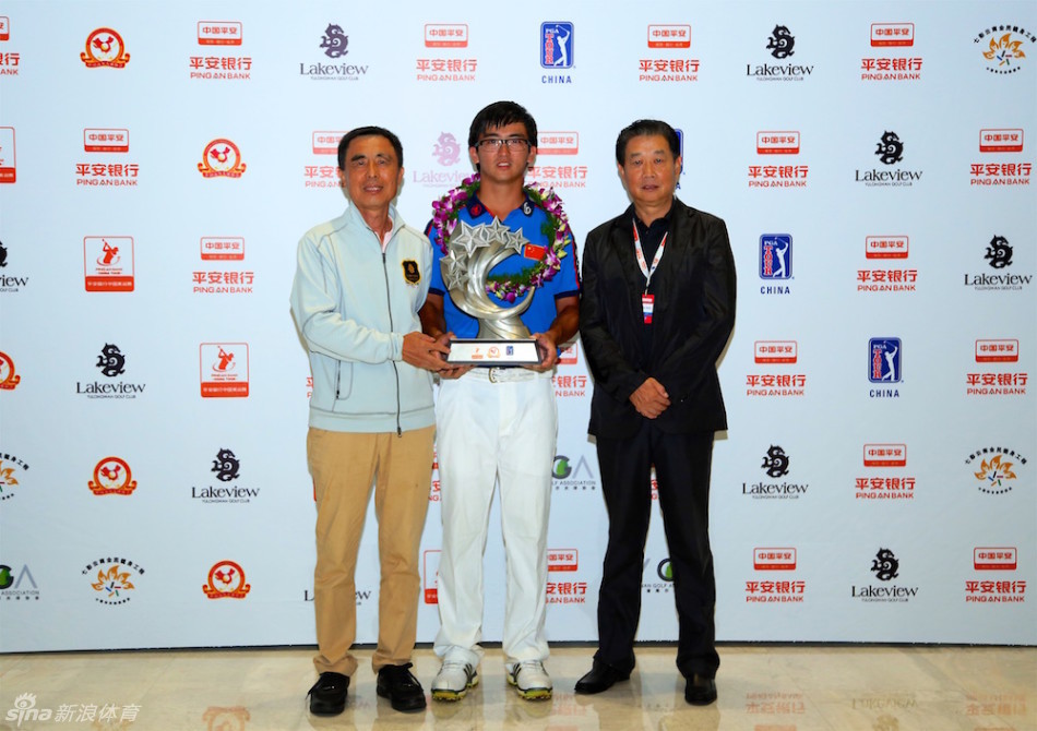 颁奖典礼上，窦泽成从嘉宾手中接过冠军奖杯，笑容灿烂，一旁的主持人与观众共同分享喜悦