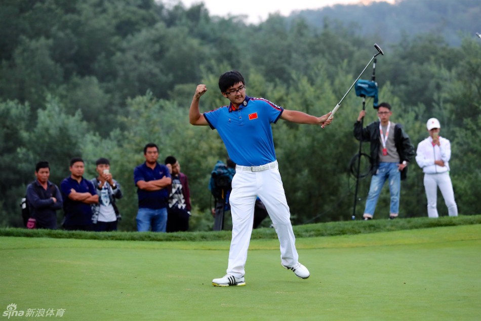 窦泽成在果岭边缘进行切杆，动作干净利落，小球精准地飞向洞杯，展示其精湛的短杆技术
