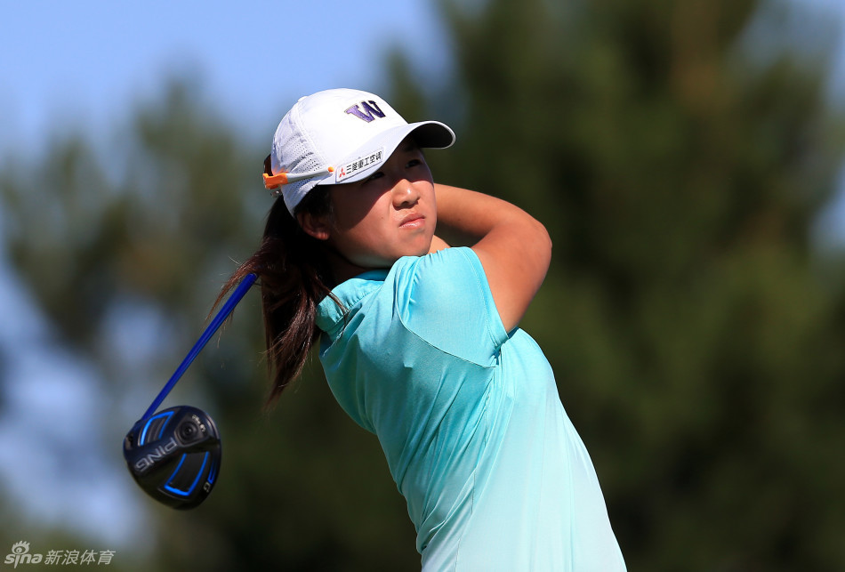 中国高尔夫女将阎菁奋力挥出一号木，白色小球如流星般划向远方的球道