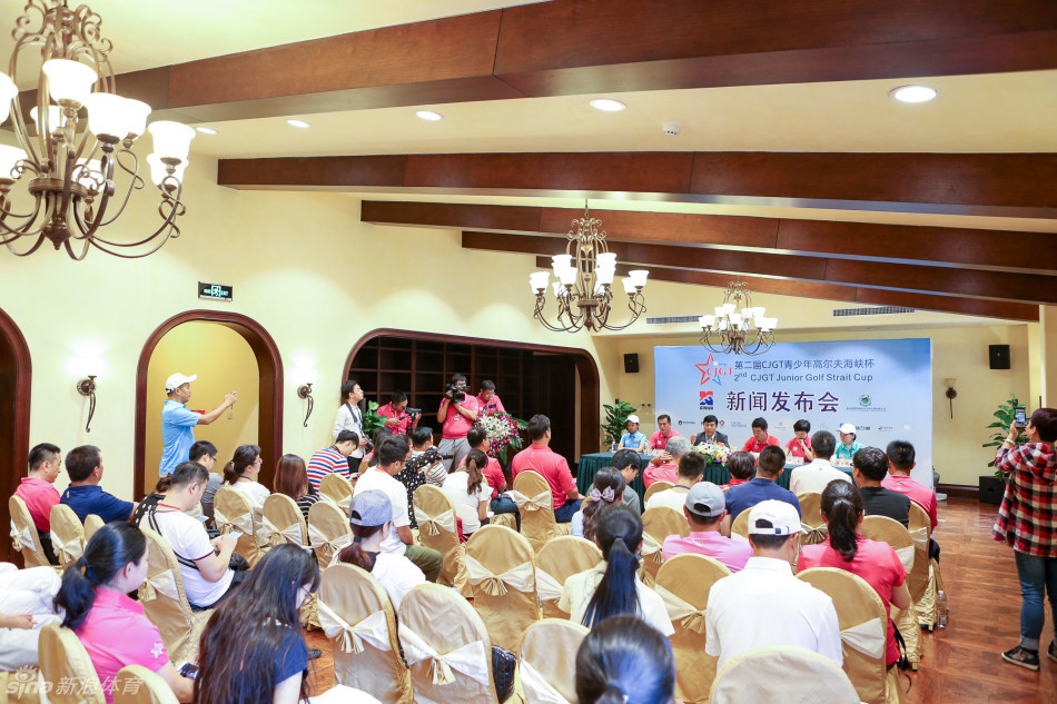 中国代表队的小选手们集体亮相，他们手持球杆，在开球仪式上展现出阳光与自信的姿态。