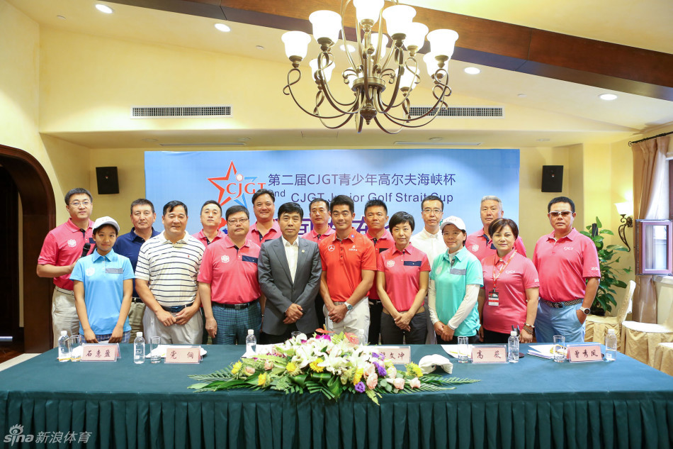 开球仪式全景，彩旗飘扬，所有参赛选手与嘉宾共同见证比赛正式开始。