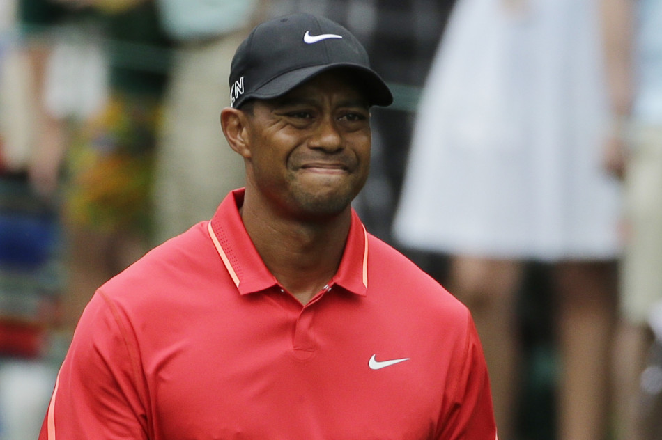 项目发布会上，主人公手持设计图纸侃侃而谈，眼中闪烁着对未来的憧憬与蓝图