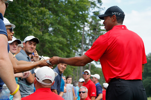 温丹锦标赛决赛赛场上，冠军凝神专注，球拍挥出击出决定性一球的瞬间，观众席一片模糊的憧憬