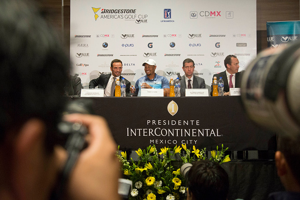 美网观众席上，慈父低头与怀中女儿温柔耳语，阳光下洋溢着浓浓的亲情与温馨