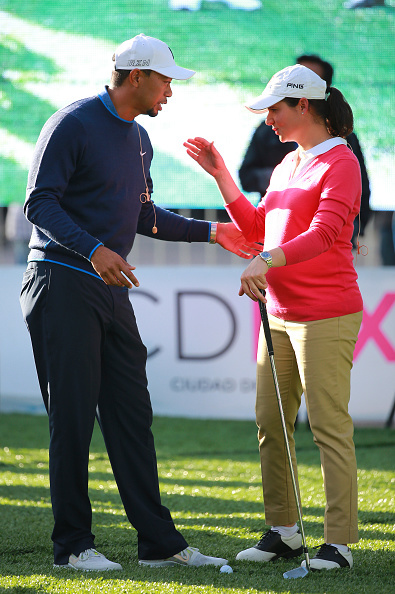 医院康复室内，主人公背对镜头进行复健训练，窗外阳光洒入，映照出坚强而孤独的背影