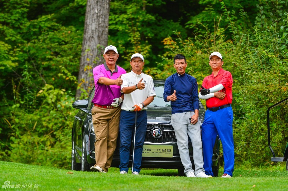 总决赛新闻发布会上,中高协副主席王延梅女士正热情洋溢地总结联赛十年历程,背后大屏幕的‘十周年’字样熠熠生辉