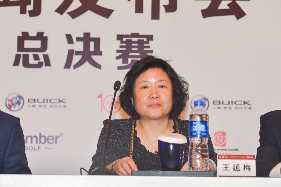 一杆进洞大奖得主李雪辉与崭新的别克君越轿车合影,脸上洋溢着难以置信的喜悦与骄傲