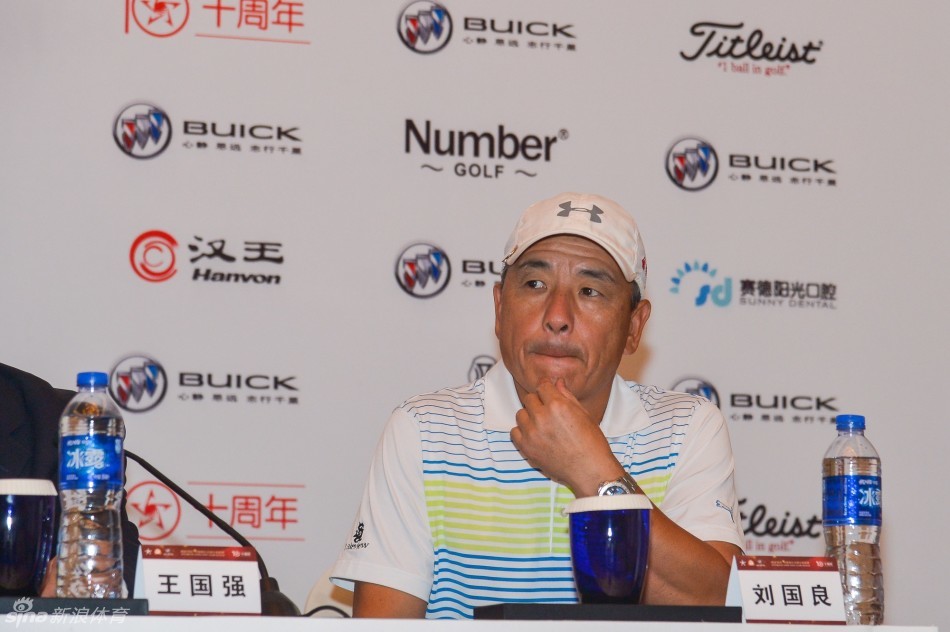 云南玉龙湾俱乐部队员在果岭上激情喷洒香槟,庆祝夺得会员组总冠军,金色液体在阳光下璀璨飞扬