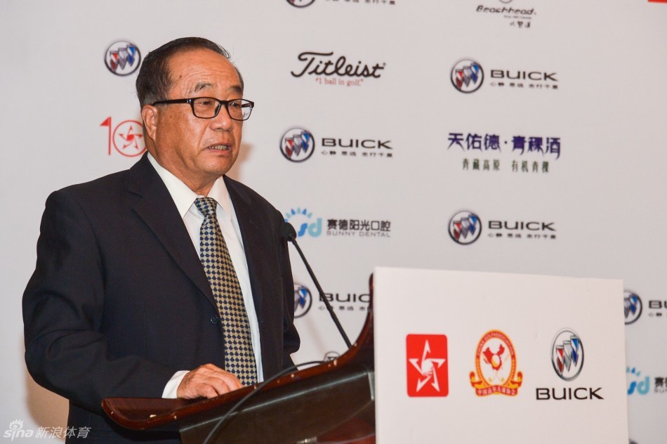 欢迎晚宴上,57支参赛球队代表挥舞队旗齐聚舞台,汇成一片彩色的海洋,气势恢宏