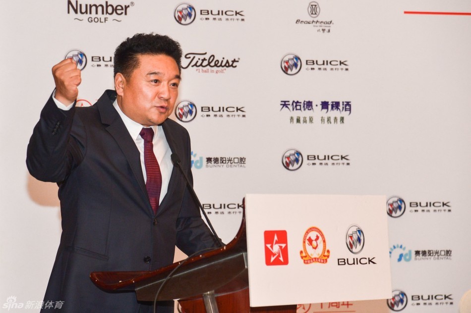 球员代表刘国良发表十年参赛感言,神情真挚动人,身后是共同奋斗的队友们