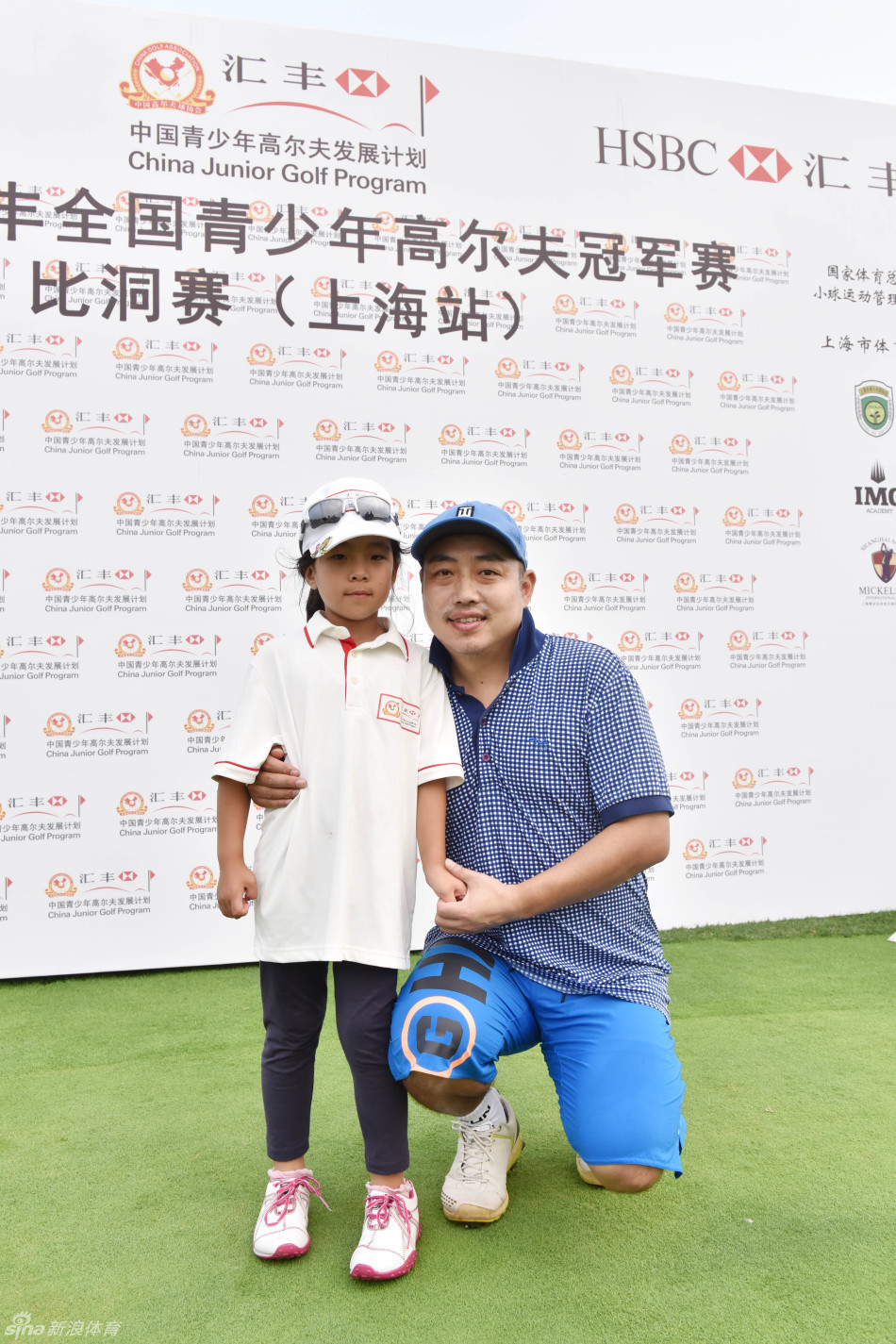 刘宇捷高尔夫一号木完美收杆，身姿挺拔优雅，球杆在空中划出自信的弧线