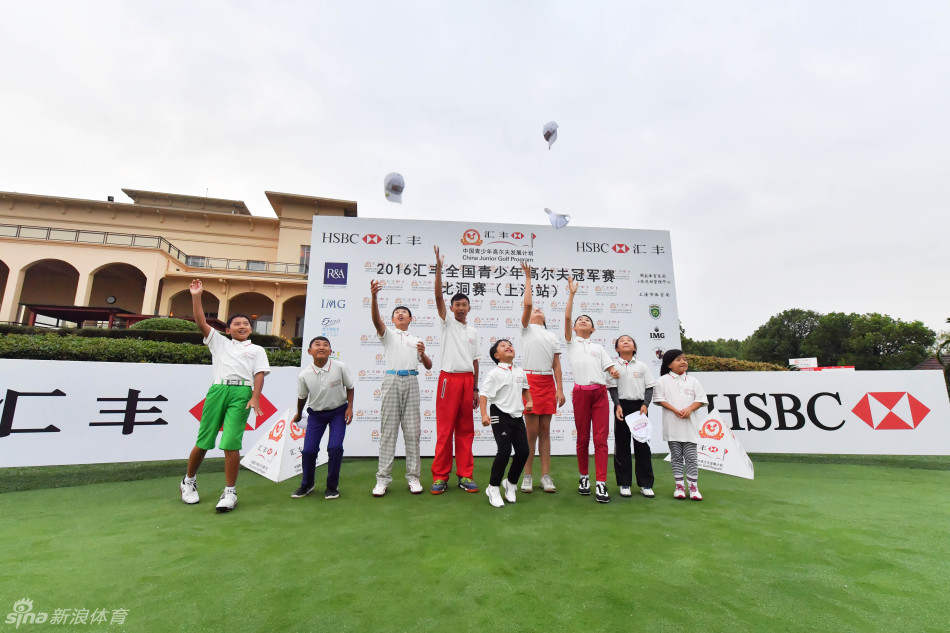 周子勤与张中昱并肩而立准备发球，神情严肃专注，如同即将出征的战士