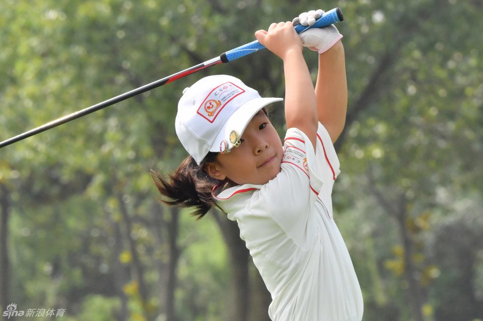 刘国梁与女儿刘宇捷并肩而立，脸上洋溢着幸福的笑容，父女情深溢于言表
