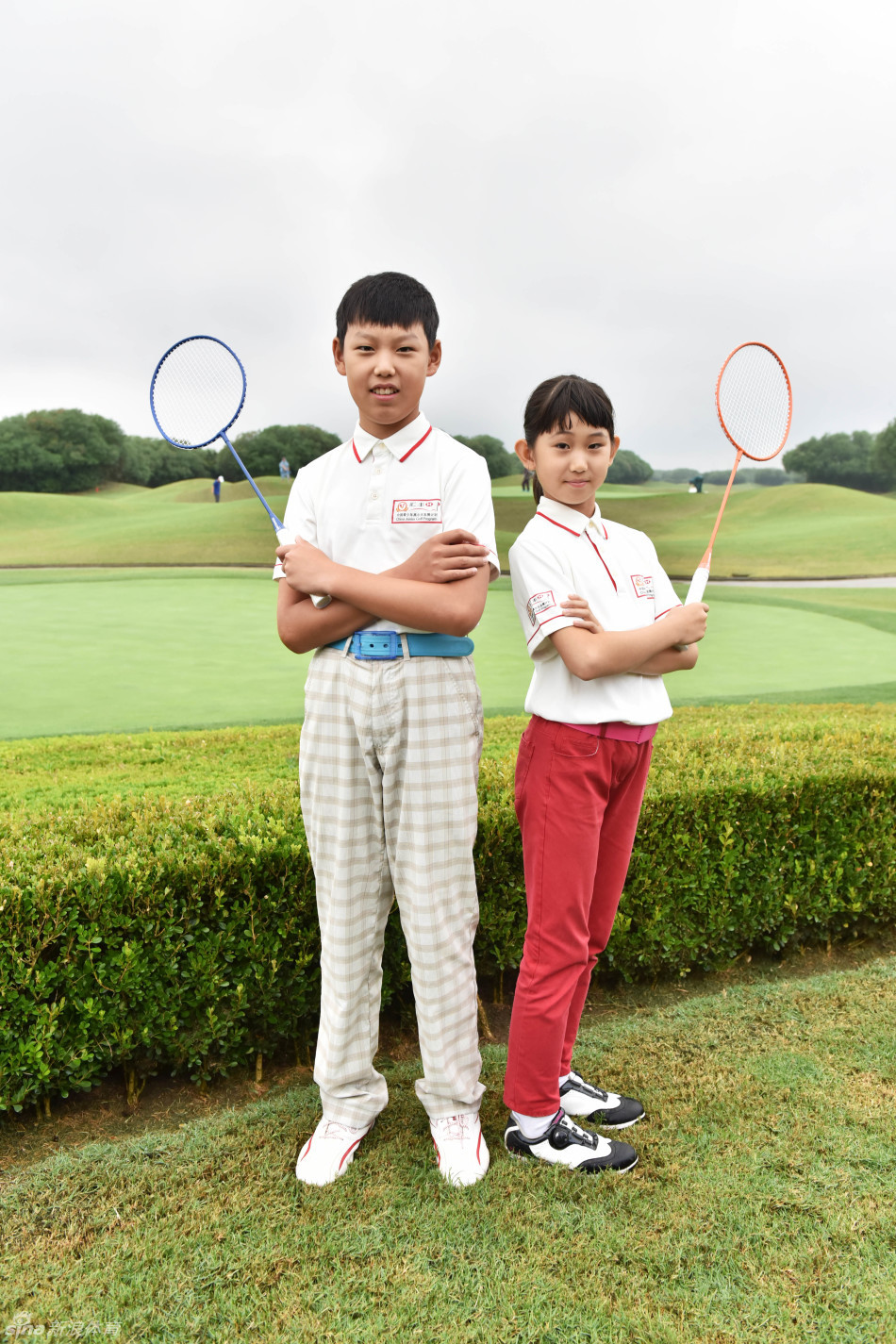 肖凯莉与丁文一紧握羽毛球拍相视而笑，眼神中充满对比赛的期待与默契