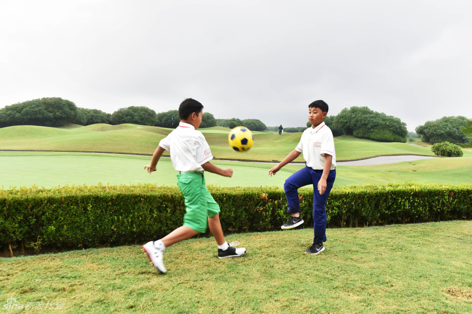 王鑫兴完成一号木击球后傲然收杆，身形稳如磐石，尽显高尔夫运动的优雅与力量