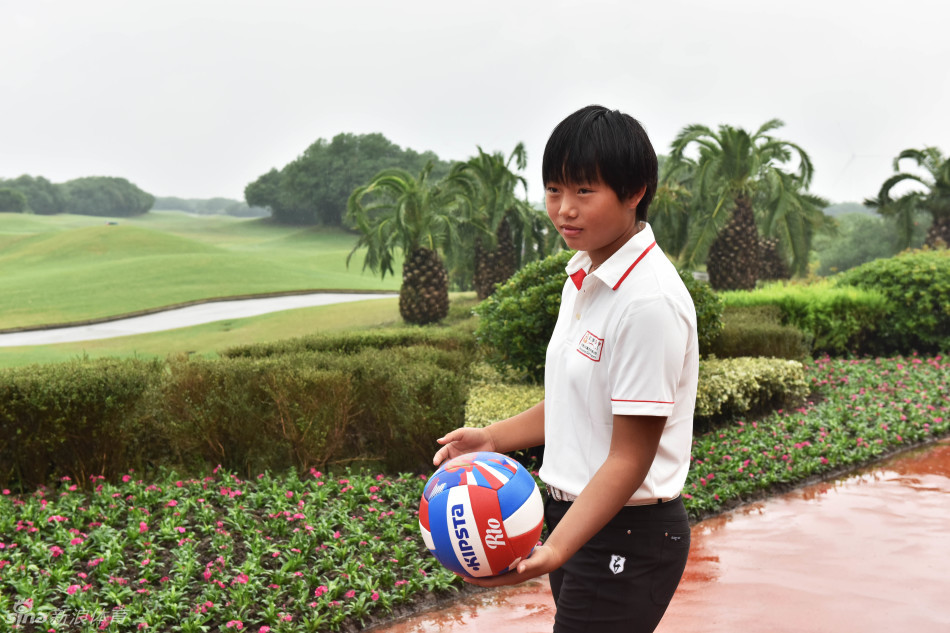 刘若彤笑容灿烂比出胜利手势，眼中闪烁着自豪与喜悦的光芒