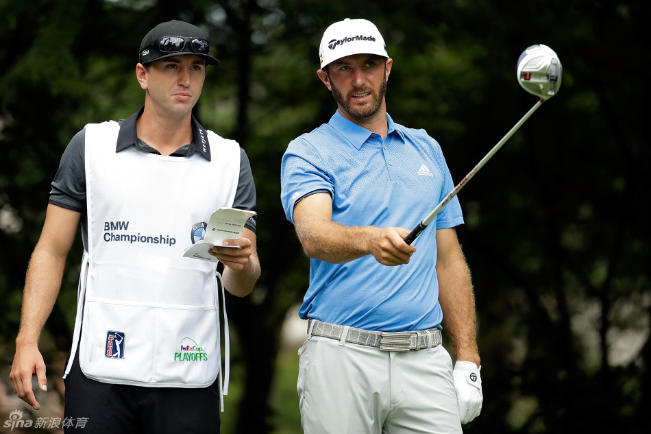 帕特里克·瑞德在沙坑中奋力救球，沙土飞扬，展现季后赛的拼搏精神