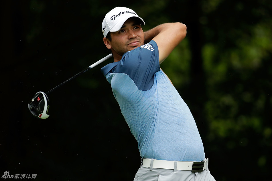 麦克罗伊与乔丹·斯皮思在发球台并肩准备开球，两位天才球星的神情中透露出对逆转局势的渴望