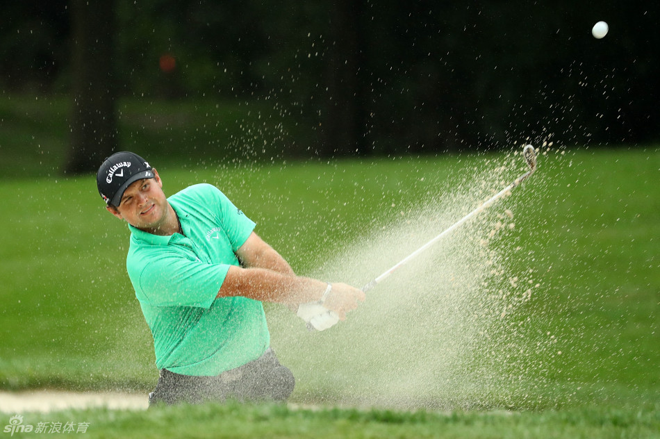 简森·戴伊完成一次潇洒的收杆动作，尽管更换球童带来变数，他仍奋力追赶