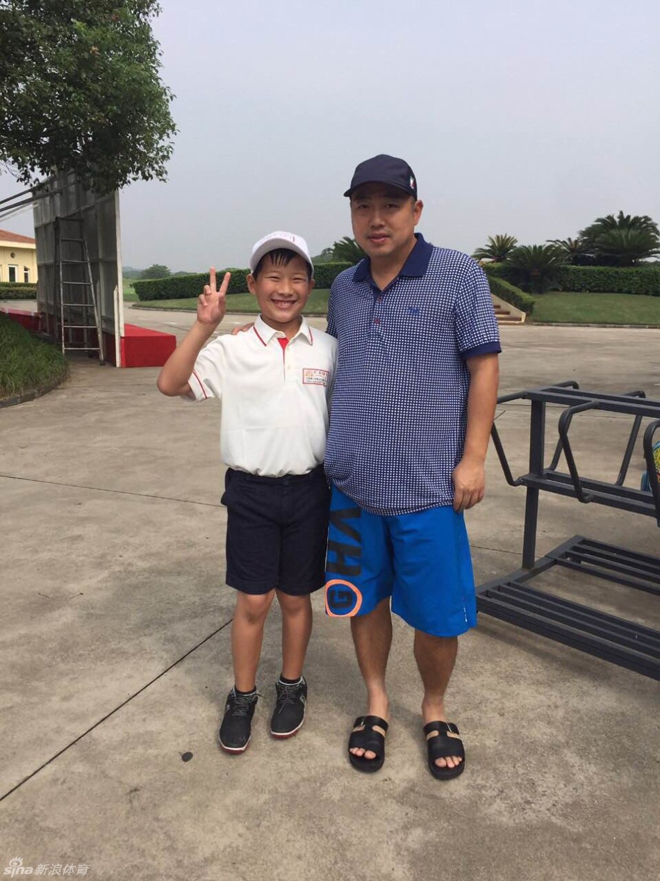 刘国梁化身专属摄影师，专注地为正在打球的女儿记录下挥杆的瞬间