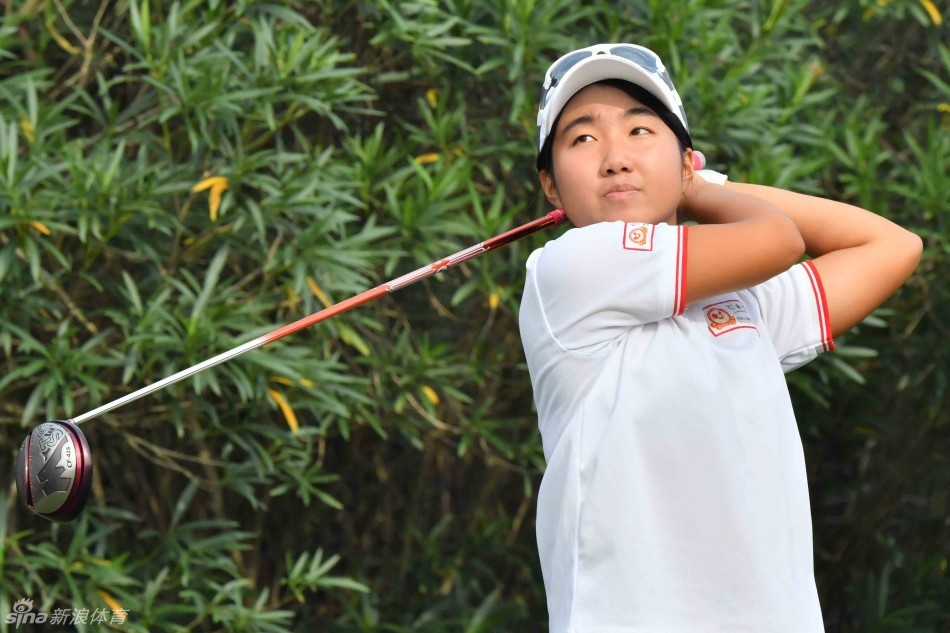 比赛中球员优雅完成沙坑救球,沙粒飞扬瞬间展现扎实基本功与沉着心态。