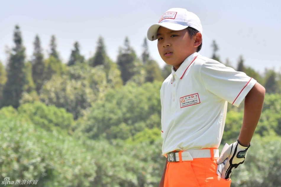 颁奖仪式上获奖小球员手持奖杯绽放灿烂笑容,背后是辛勤汗水换来的荣耀与成长。