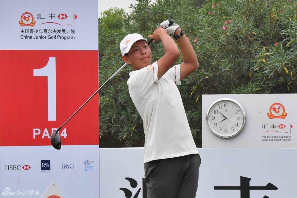 夕阳下球员完成最后一推,金色余晖为这场青少年高球盛会定格下充满希望的瞬间。