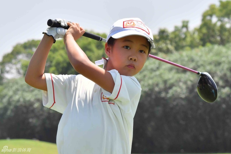 汇丰青少年比洞赛首轮激战正酣,小球员在雅居乐米克尔森球场果岭上专注推杆。
